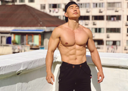 跟着篮球教练做起热身