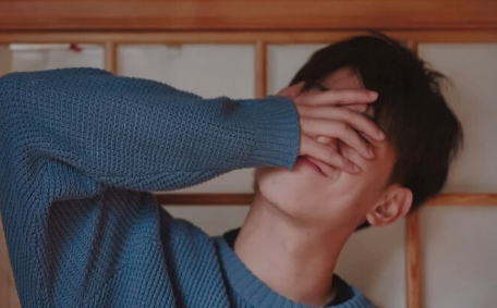 喜欢上一个比自己矮的男生怎么办接受不了矮的男生怎么办(喜欢个子比自己矮的男生)