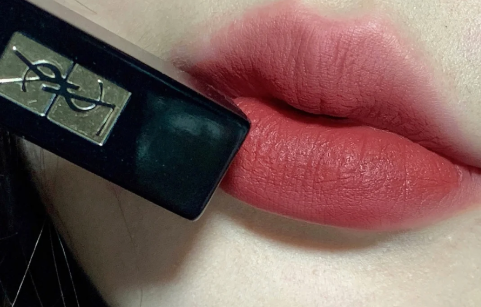 ysl小黑条302适合黄皮吗ysl小黑条302口红试色(ysl小黑条305怎么样)