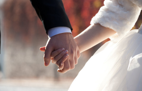 为什么男生第二次见我就牵手第二次见面男生牵我手了代表什么(见第二次面就牵手的男人)