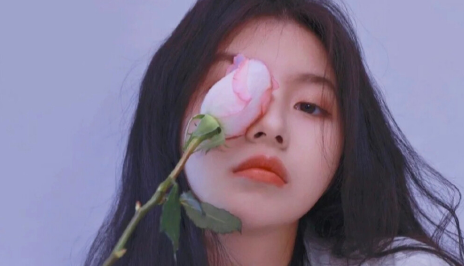 无意中看到男友跟前任的照片很难受男朋友和前任的照片没处理干净怎么办(男友念着前任)