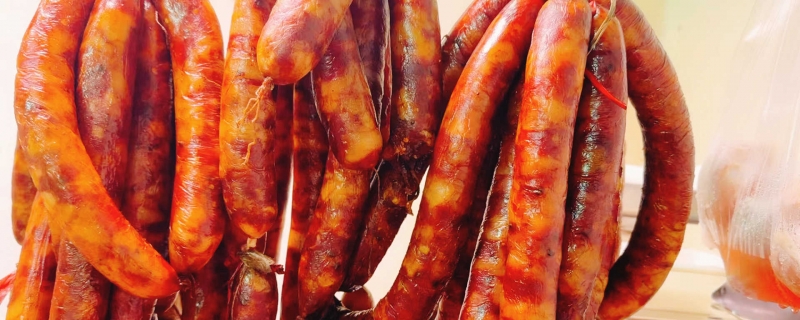 香肠是先蒸还是先切香肠为何发酸(香肠是先蒸还是先切香肠为何发酸呢)