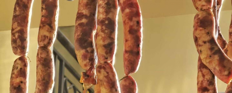 煮好的香肠怎么切不会散香肠切了老是散是怎么回事(香肠煮了切还是切了蒸)