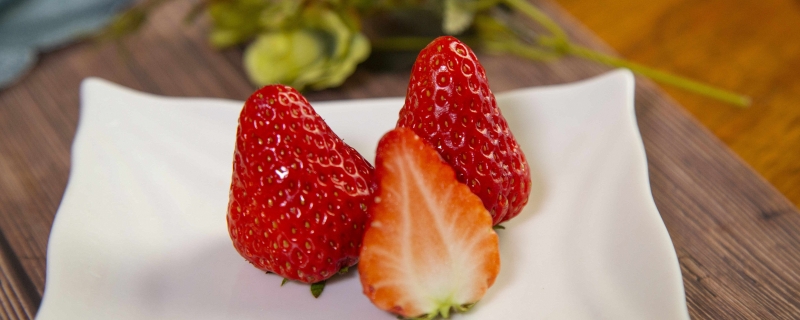 新鲜草莓怎么保存最好草莓能常温放一晚上吗(草莓需要每年重新种植吗)