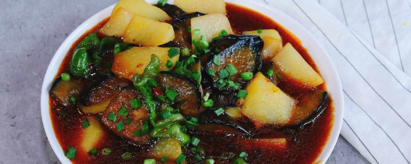 土豆炖菜怎么做好吃红烧土豆炖茄子的做法(红烧土豆茄子简单好吃的做法窍门)