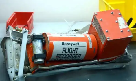 黑匣子什么材料做的黑匣子为什么不会损坏(黑匣子是什么样的)