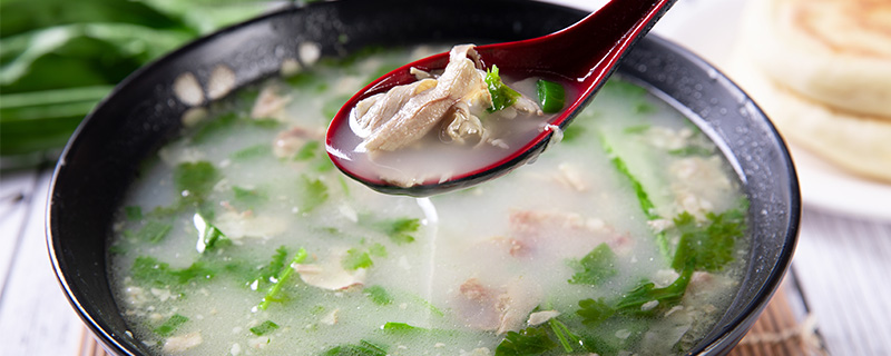 羊肉汤怎么熬又浓又白炖羊肉汤三放三不放(羊肉汤怎么炖才好吃无腥味)