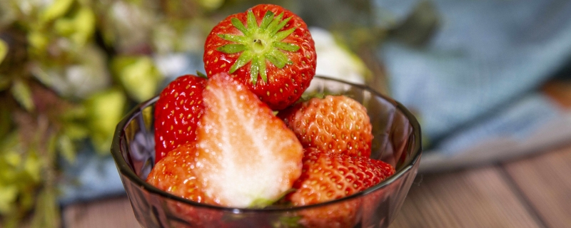 草莓怎么保存不容易烂草莓怎么洗不会烂(草莓如何保鲜不发烂)