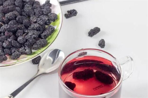 桑葚干泡水喝有什么功效与作用-优米小屋桑葚干泡水的危害及禁忌(桑葚干泡水喝有什么功效与作用-优米小屋桑葚干泡水的危害及禁忌吗)