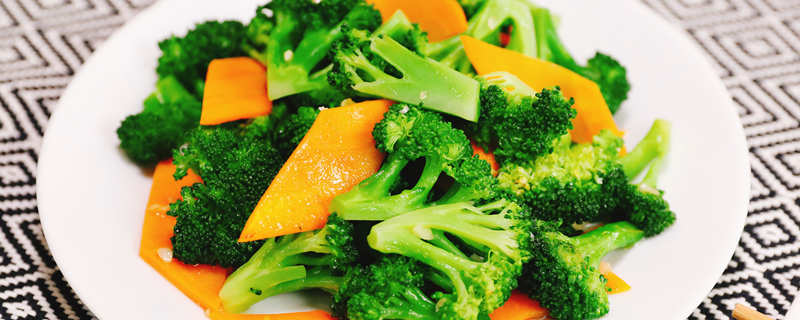 胡萝卜能和什么一起炒胡萝卜炒西兰花(胡萝卜能和西兰花炒吗)