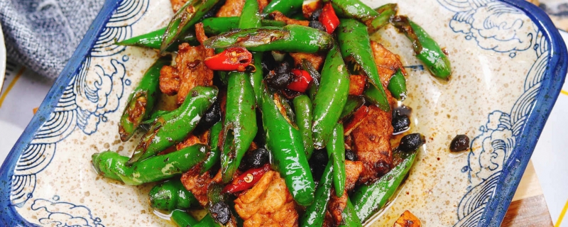 炒肉怎么去除肉腥味辣椒炒肉的做法(炒肉如何去腥)