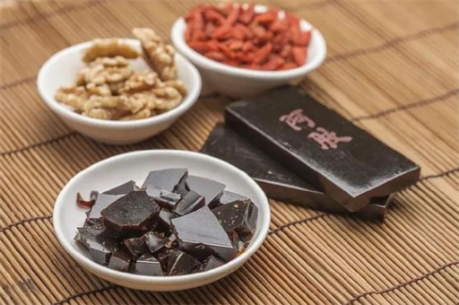 阿胶糕的功效与作用正确食用阿胶糕的方法(阿胶糕的功效和用途及食用方法)