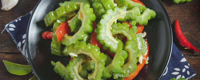 苦瓜能和什么菜一起炒苦瓜炒辣椒(苦瓜可以和什么菜一起炒?)
