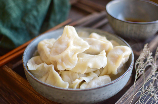 冬至的饺子吃6个好还是8个好冬至吃六个饺子还是八个饺子好(冬至吃饺子要吃几个)