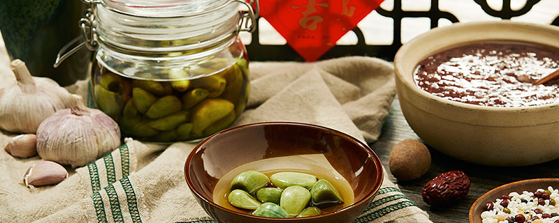 一天吃几瓣腊八蒜合适吃腊八蒜的好处和坏处(每天吃腊八蒜有什么好处)