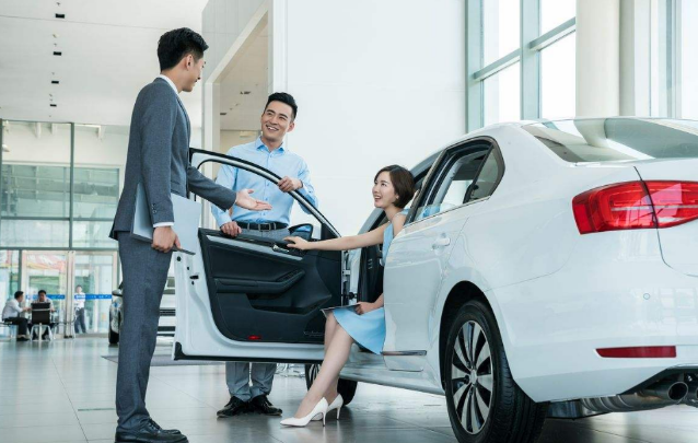 2024年买燃油车还是新能源车2024年买油车还是电车(2024年汽车还用油吗)