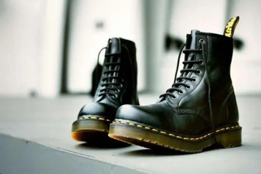 哈尔滨冬天可以穿马丁靴吗哈尔滨冬天可以穿运动鞋吗(哈尔滨冬天能穿裙子吗)