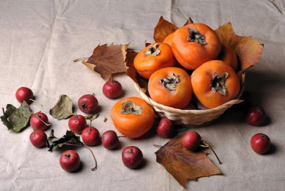 冻柿子和牛奶可以一起吃吗冻柿子和牛奶犯相吗(冻柿子和牛奶能一起吃会死吗)