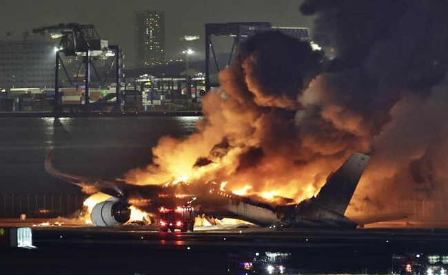 爆燃客机人员全部生还有何启示(客机爆炸视频大全)