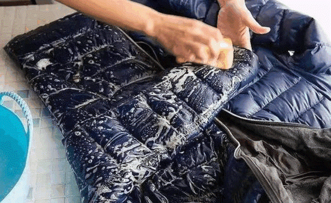 专家建议羽绒服要手洗可行吗(羽绒服一定要洗完再收起来吗?)