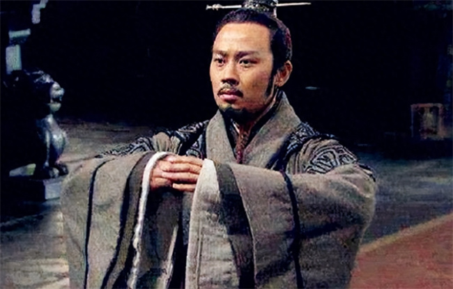 曹操打败刘备抓了关羽