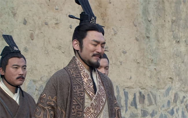 曹操击溃刘备十万大军刘备差点自尽关羽被逼走投无路(曹操打败刘备抓了关羽)