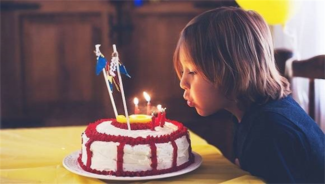 过生日吃蛋糕为何要吹蜡烛呢图片