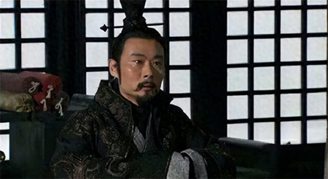 曹操打败刘备抓了关羽