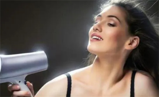 热风还是冷风吹头发好