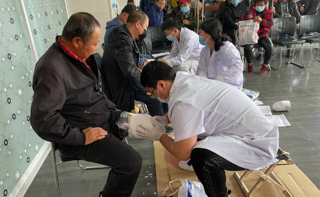 民生保障“幸福底色”更足医疗救助如何“网底”越织越密(绘就民生幸福底色)