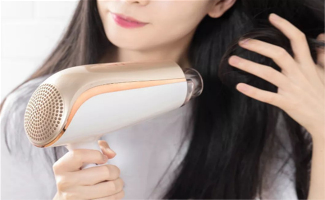 热风还是冷风吹头发好