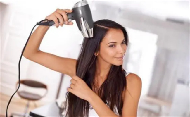 热风吹头发好还是凉风吹头发好热风吹头发会脱发吗(热风还是冷风吹头发好)