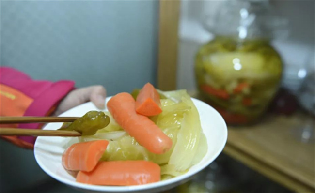 吃泡菜到底健康吗(吃泡菜的利弊)