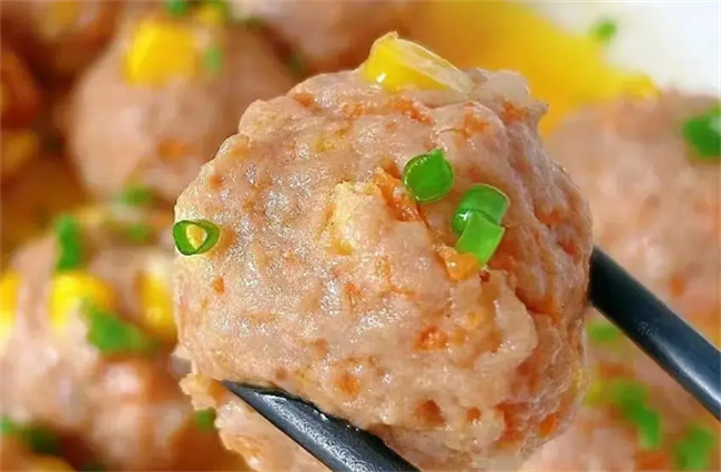 给一岁宝宝做牛肉丸子里面放什么菜(给一岁半宝宝做牛肉丸子的做法)