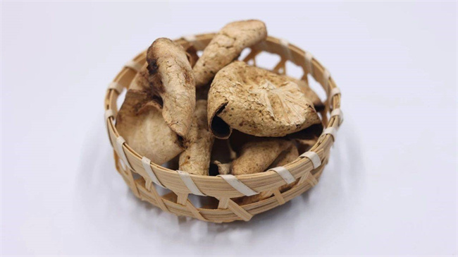 湿气用什么中药泡水喝好(治湿气用什么泡水喝)