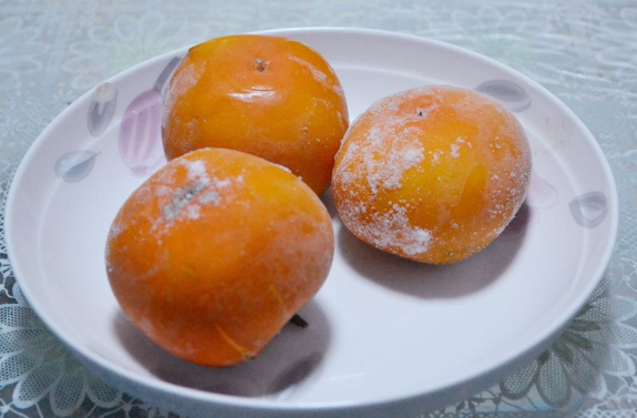 冻柿子可以和红薯一起吃吗吃冻柿子可以吃红薯吗(冻柿子能和地瓜干一起吃吗)