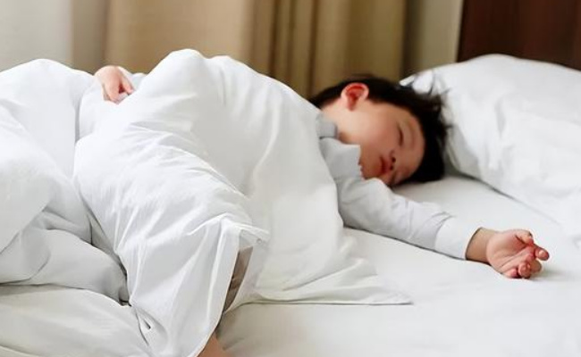 ​被子越重睡得越香吗睡觉时哪种睡姿更健康(睡觉怎么睡姿正确)