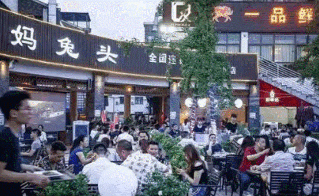 为何年轻人报复性挤爆3.5分餐厅(年轻人报复性消费)