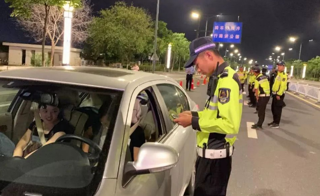 在香港5大人1个婴儿算超载吗超载有哪些危害(香港普通家庭生几个小孩)