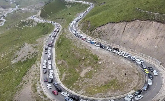 独库公路又成了堵哭公路是为何(独库公路这几天堵车啥原因)