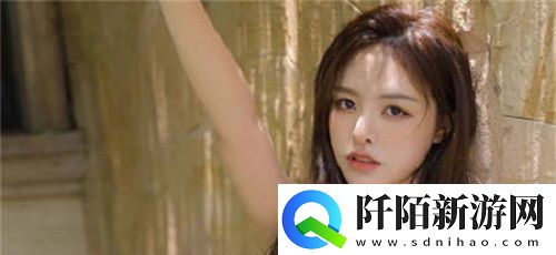 游泳馆里的两个教练孟月月