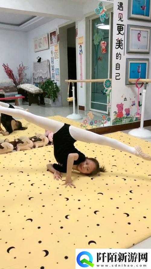 舞蹈生戴小玩具练劈叉