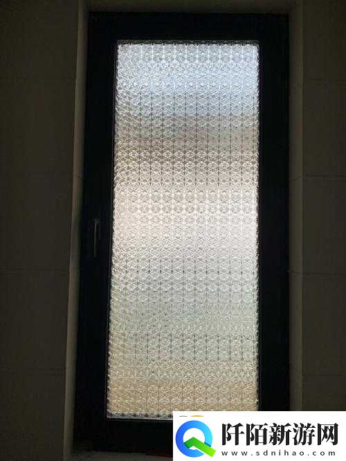 趴在玻璃窗做给别人看是什么感觉