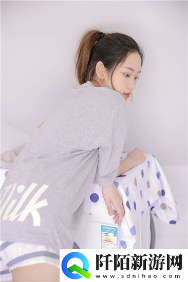 一前一后三个人一起骑自行车