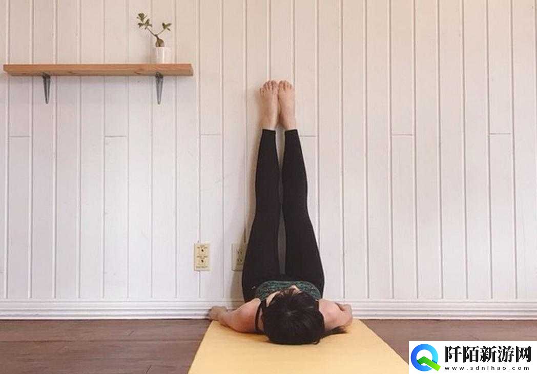 贴墙躺在床上双腿叉开能减肥吗