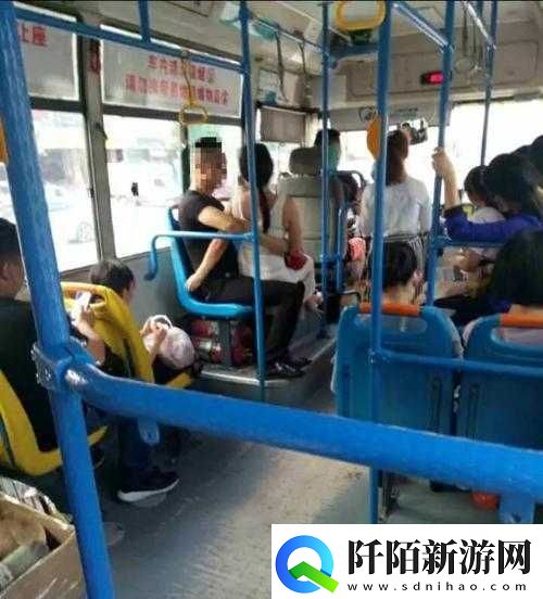 公交车上的尴尬瞬间